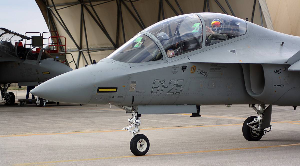 Detalle de la excelentemente diseada cabina del entrenador M-346, el alumno, en este caso de Catar, va sentado delante. 