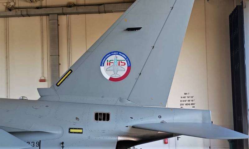 Los M-346 que Catar tiene asignada  a la IFTS  llevan la parte de debajo del smbolo de la Escuela enmarcado con sus colores nacionales.