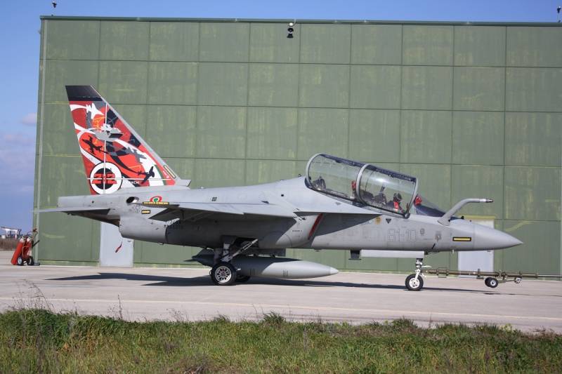 El Leonardo T-346A con la cola especialmente pintada para promocionar al 212 Escuadrn, al que est asignado. 