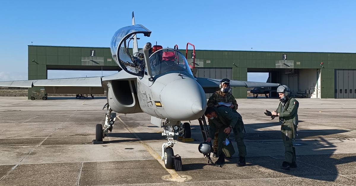 Un instructor y un alumno de la IFTS, en concreto italianos, se suben a un T-346A. 