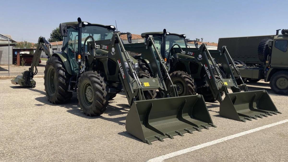 Dos tractores agrícolas con diferentes implementos para trabajos de desbroce y preparación de terrenos. Foto: Ejército de Tierra. Dos tractores agrícolas con diferentes implementos para trabajos de desbroce y preparación de terrenos. Foto: Ejército de Tierra.