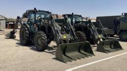 Dos tractores agrcolas con diferentes implementos para trabajos de desbroce y preparacin de terrenos. Foto: Ejrcito de Tierra.