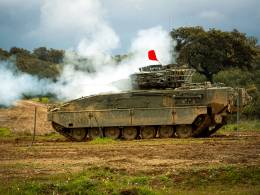Vehculo Pizarro abriendo fuego con su Mauser de 30 mm. (Ejrcito de Tierra)