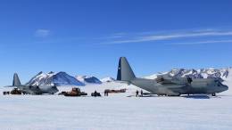 Aviones H�rcules de la FACH operando en los hielos de la Estaci�n Polar Cient�fica Conjunta Glaciar Uni�n, en las proximidades del polo sur.