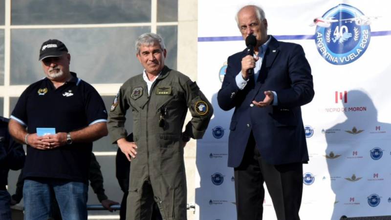 El ministro Jorge Taiana y el jefe de la FAA, brigadier Isaac dirigiendo la palabra al público- El ministro Jorge Taiana y el jefe de la FAA, brigadier Isaac dirigiendo la palabra al público-