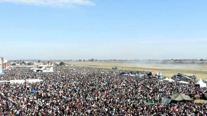 Una multitud visito la base de Moron y disfruto de las exhibiciones. Una multitud visito la base de Moron y disfruto de las exhibiciones.