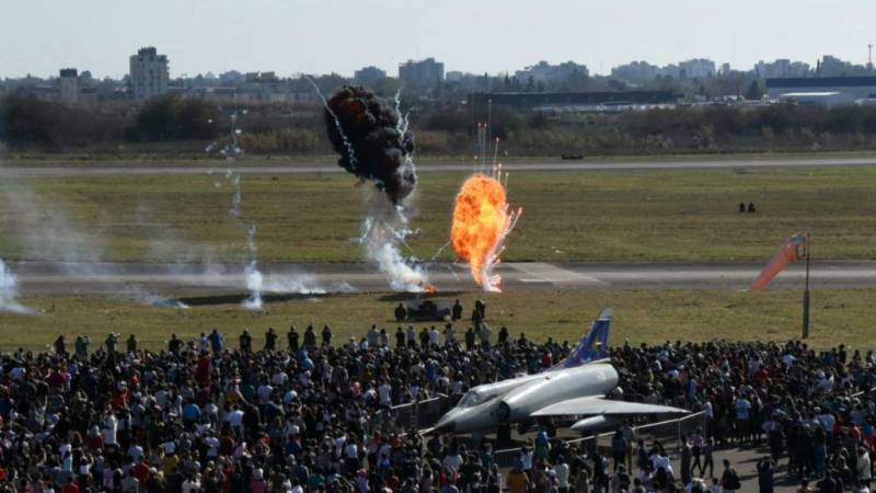 Hubo permanentes ejercicios y maniobras para el publico que asistió dos días. Hubo permanentes ejercicios y maniobras para el publico que asistió dos días.