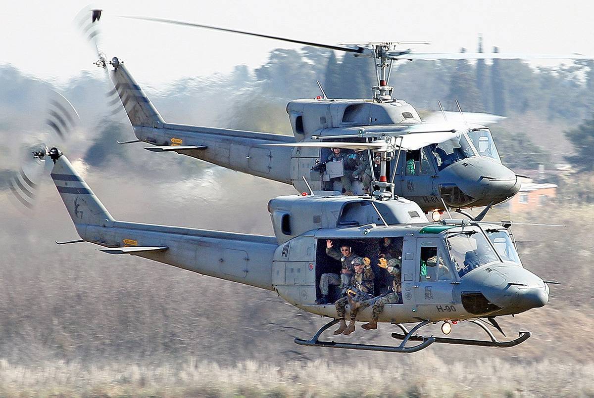 Saludando a la gente que los ovaciono, los miembros de la FAA. Saludando a la gente que los ovaciono, los miembros de la FAA.