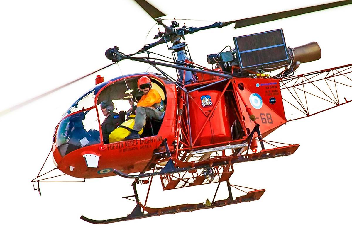 No podían faltar los SA-315 Lama, en su misión de rescate. No podían faltar los SA-315 Lama, en su misión de rescate.