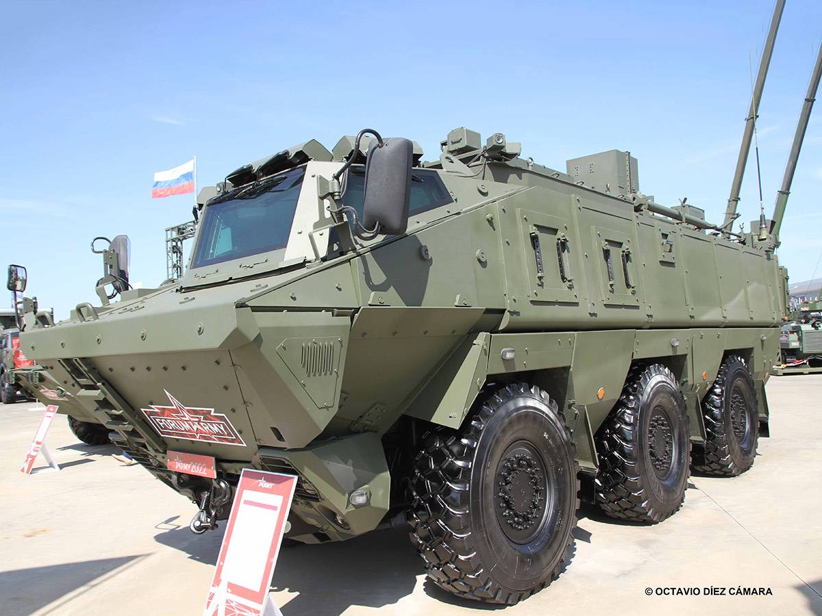 Este Typhoon 6x6 ha sido ampliamente modificado para dar al Ejército ruso más capacidad de reconocimiento NRBQ. (Octavio Díez Cámara) Este Typhoon 6x6 ha sido ampliamente modificado para dar al Ejército ruso más capacidad de reconocimiento NRBQ. (Octavio Díez Cámara)