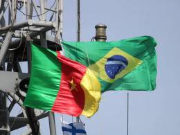Banderas de Brasil y Camer�n ondeando.
