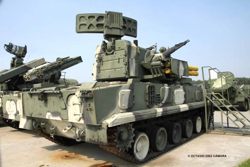 El Tunguska ruso fue especialmente novedoso al ser el primero en incorporar cañones y misiles en la defensa antiaérea de unidades mecanizadas y acorazadas. (Octavio Díez Cámara) El Tunguska ruso fue especialmente novedoso al ser el primero en incorporar cañones y misiles en la defensa antiaérea de unidades mecanizadas y acorazadas. (Octavio Díez Cámara)