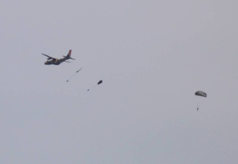 Comandos de la VI División del Ejército de Chile saltando desde un CN-235 Comandos de la VI División del Ejército de Chile saltando desde un CN-235