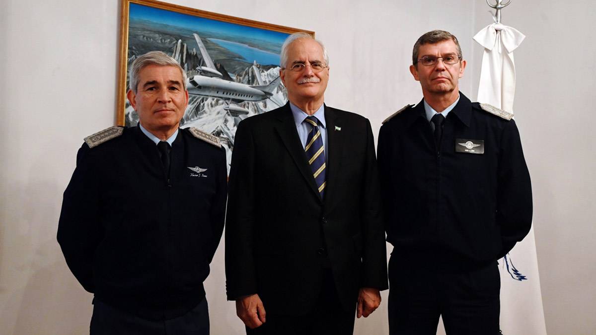 El ministro junto con el jefe de la FAA, brigadier Isaac y el director de LADE, comodoro Dirie. El ministro junto con el jefe de la FAA, brigadier Isaac y el director de LADE, comodoro Dirie.