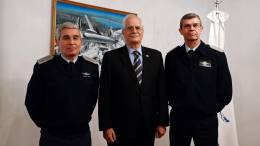 El ministro junto con el jefe de la FAA, brigadier Isaac y el director de LADE, comodoro Dirie.