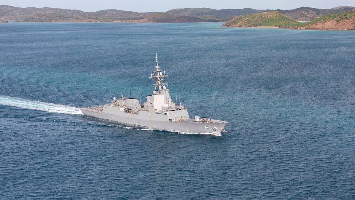 El HMAS “Brisbane” navega a través del canal Príncipe de Gales en Queensland (Royal Australian Navy) El HMAS “Brisbane” navega a través del canal Príncipe de Gales en Queensland (Royal Australian Navy)