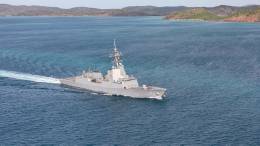 El HMAS Brisbane navega a travs del canal Prncipe de Gales en Queensland (Royal Australian Navy)