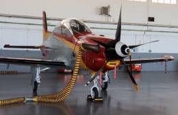 El PC-21 en uno de sus hangares conectado a un deshumidificador. (Foto Julio Ma�z)