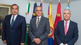 De izquierda a derecha, Ricardo Daz, viceministro de Estrategia y Planeacin de Colombia; el ministro de Defensa Ivn Velsquez; y Rafael Lara Losada, viceministro de Defensa y Seguridad (foto Ministerio de Defensa).