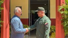 Los Ministros de Defensa de Colombia, Ivn Velsquez Gmez (izquierda) y de Venezuela, general Vladimir Padrino Lpez (derecha)