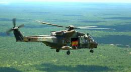 Uno de los NH90 del MASPUHEL XX volando sobre la selva. (foto Ej�rcito de Tierra)