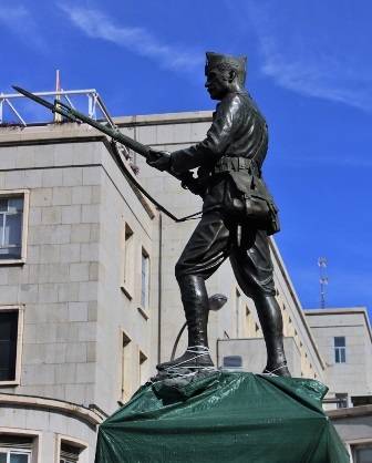 La estatua del legionario sita en la madrileña calle Vitrubio. (foto Julio Maíz) La estatua del legionario sita en la madrileña calle Vitrubio. (foto Julio Maíz)