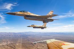 Un tr�o de F-16 AAF operados por Top Aces vuelan juntos en formaci�n (foto Top Aces)