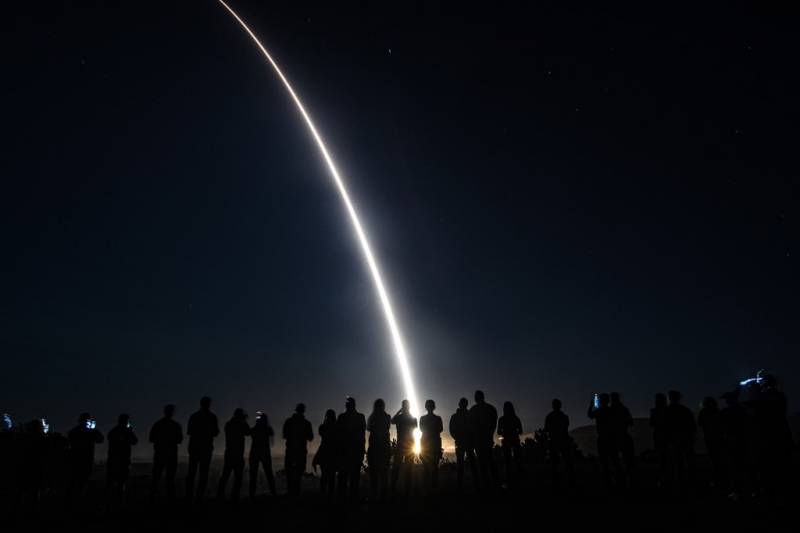 Lanzamiento del misil Minuteman III visto desde la Base Vanderberg (USAF) Lanzamiento del misil Minuteman III visto desde la Base Vanderberg (USAF)
