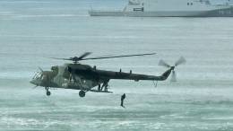 Lanzamiento de Comandos de Mar desde un helicptero Mi-17V5 en el fondo el patrullero ocenico AB Karia (PO-14). (Foto: CEOFANB)