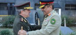 Jefe del Estado Mayor Conjunto de la República Islámica de Pakistán, General Nadeem Raza, y Jefe del Estado Mayor Conjunto de las Fuerzas Armadas, Teniente General Juan Martín Paleo