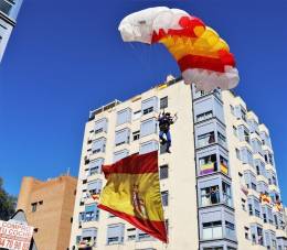 Un miembro de la PAPEA llevo la bandera Nacional a la plaza de Espa�a de Torrej�n. (foto Julio Ma�z)