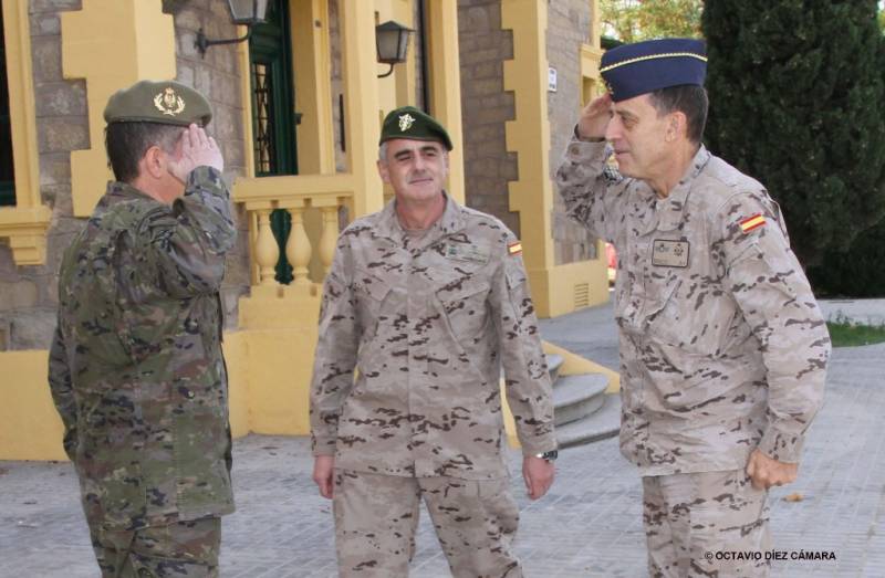 El teniente general Francisco Braco Carbó fue informado de distintos aspectos de SOFEX 2022 por el general de brigada de Infantería de Marina Ángel R. Herrezuelo . (Octavio Díez Cámara) El teniente general Francisco Braco Carbó fue informado de distintos aspectos de SOFEX 2022 por el general de brigada de Infantería de Marina Ángel R. Herrezuelo . (Octavio Díez Cámara)