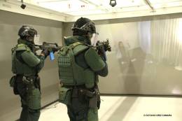 Los guardias civiles del GAR se adiestran regularmente en este novedoso simulador fabricado por Indra. (Octavio D�ez C�mara)