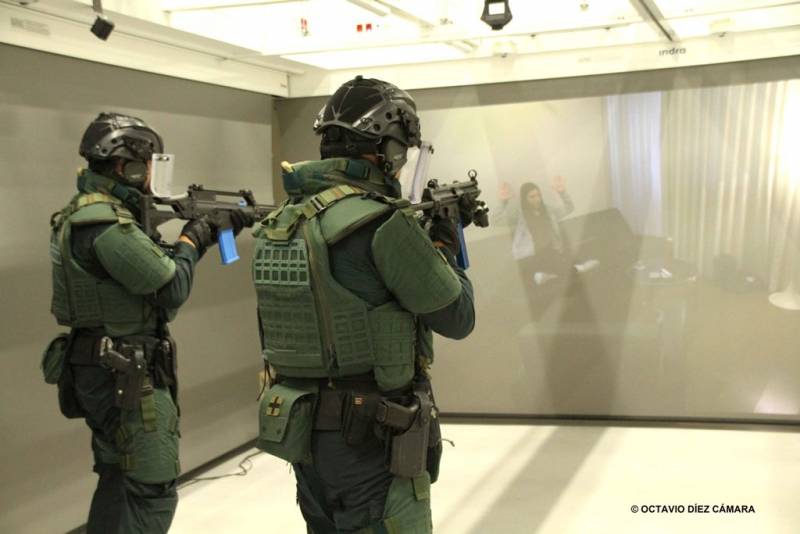 Los guardias civiles del GAR se adiestran regularmente en este novedoso simulador fabricado por Indra. (Octavio Díez Cámara) Los guardias civiles del GAR se adiestran regularmente en este novedoso simulador fabricado por Indra. (Octavio Díez Cámara)