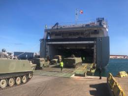 El buque log�stico �Ysabel� embarcando material de la COMGECEU. (foto Ej�rcito de Tierra)