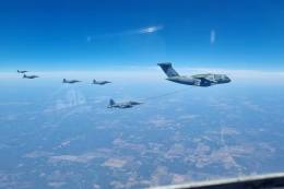 KC-390 de la Fuerza A�rea Brasile�a reabastece a un caza F-5