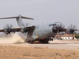 Un A-400M del Ej�rcito del Aire y del Espacio ejecutando una toma de m�ximo esfuerzo en la pista no asfaltada de Ablitas, indicativo �MAMUT11�. (Esteban Maiza)