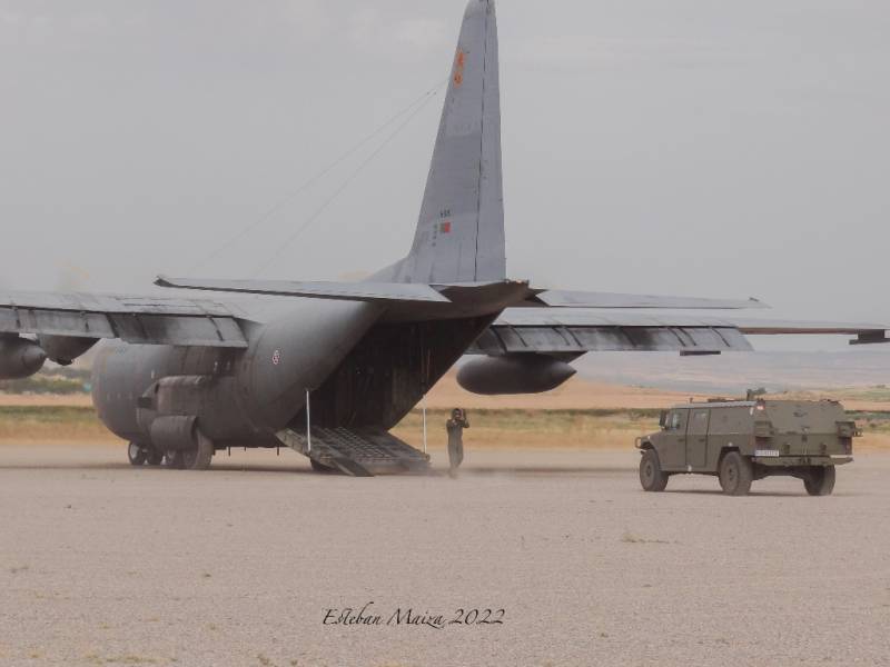 El C-130H Hércules de la Força Aérea Portuguesa efectuando una inserción de un VAMTAC con los motores en marcha, indicativo ‘BISON15’. (Esteban Maiza) El C-130H Hércules de la Força Aérea Portuguesa efectuando una inserción de un VAMTAC con los motores en marcha, indicativo ‘BISON15’. (Esteban Maiza)