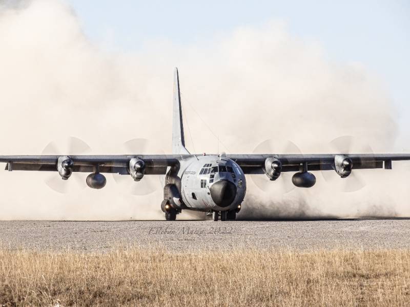 El ‘BISON15’ con los cuatro motores operando a máxima potencia en una maniobra conocida como ‘combat off-load’ o descarga de combate. (Esteban Maiza) El ‘BISON15’ con los cuatro motores operando a máxima potencia en una maniobra conocida como ‘combat off-load’ o descarga de combate. (Esteban Maiza)