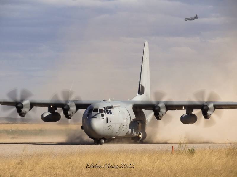 El ‘VEGA14’ en carrera de despegue mientras otro avión realiza esperas en las proximidades del aeródromo de Ablitas. (Esteban Maiza) El ‘VEGA14’ en carrera de despegue mientras otro avión realiza esperas en las proximidades del aeródromo de Ablitas. (Esteban Maiza)