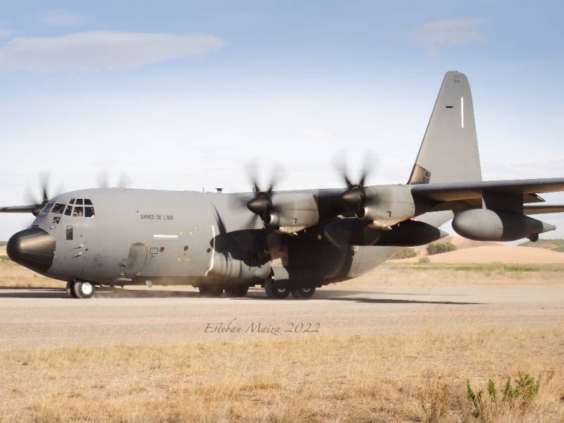 Un C-130J Súper Hércules del BATS en carrera de despegue tras descargar un paquete, indicativo ‘RHINO13’. (Esteban Maiza) Un C-130J Súper Hércules del BATS en carrera de despegue tras descargar un paquete, indicativo ‘RHINO13’. (Esteban Maiza)