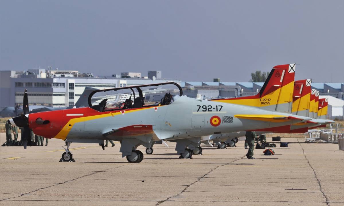 Los PC-21 de la AGA en la plataforma de la base de Getafe, desde donde han participado en el desfile. (foto Julio Maíz) Los PC-21 de la AGA en la plataforma de la base de Getafe, desde donde han participado en el desfile. (foto Julio Maíz)