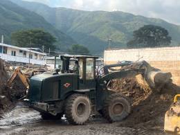 Cargadora JCB del Cuerpo de Ingenieros de la Armada Bolivariana despejando la zona urbana de Las Tejeras. (Foto: Armada Bolivariana)