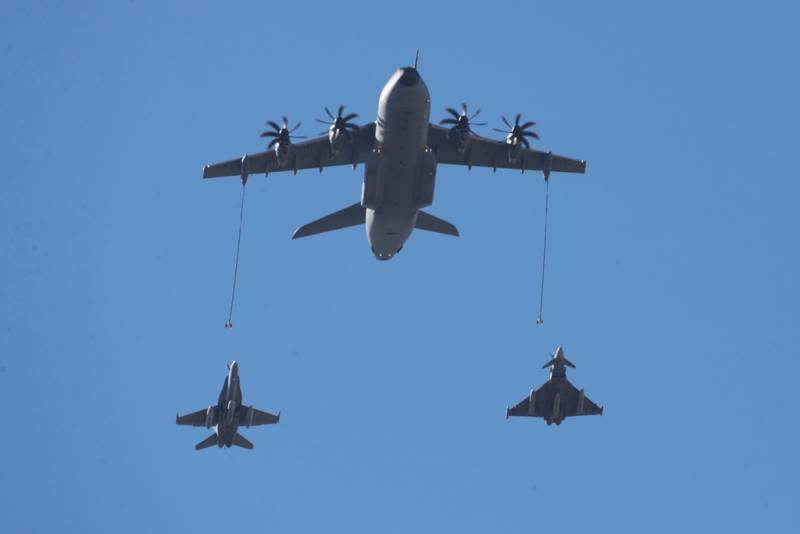 Un Airbus DS A400M simulando repostar en el aire a un Eurofighter (derecha) y un EF-18M. (Julio Maíz) Un Airbus DS A400M simulando repostar en el aire a un Eurofighter (derecha) y un EF-18M. (Julio Maíz)