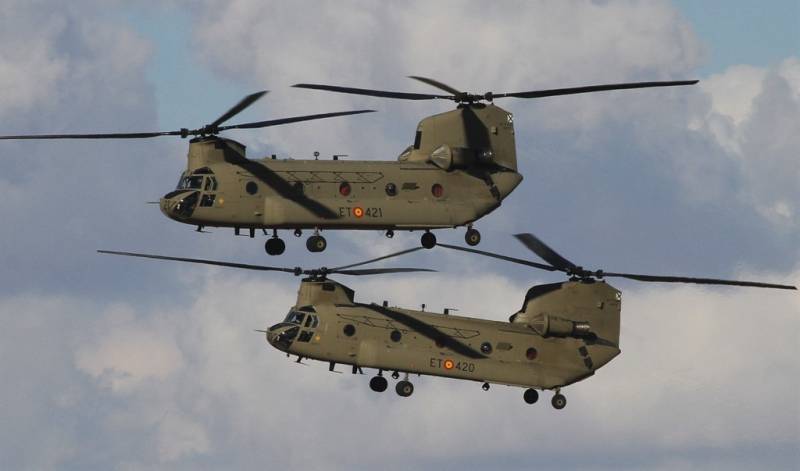 La otra gran novedad del desfile aéreo fueron los helicópteros CH-47F de la Aviación del Ejército de Tierra. (Julio Maíz) La otra gran novedad del desfile aéreo fueron los helicópteros CH-47F de la Aviación del Ejército de Tierra. (Julio Maíz)