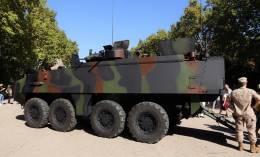 Uno de los blindados 8x8 �Pira�a� presentes en el parque del Retiro. (foto: Julio Ma�z)