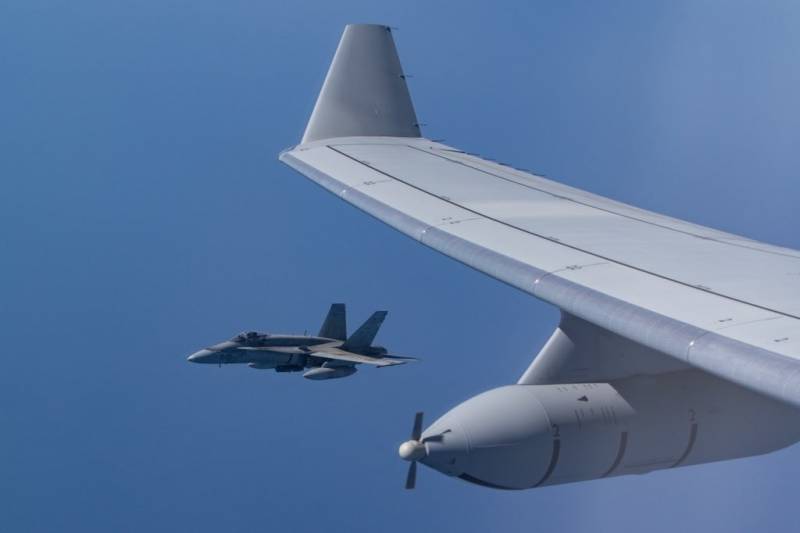 Un EF-18M espaol esperando reabastecerse de un MRTT, durante la anterior edicin del EART. (foto OTAN)