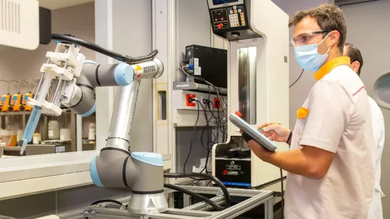 Brazo robtico del tech lab de Repsol. Foto: Repsol