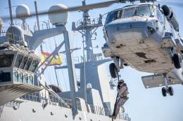 Un infante de Marina descendiendo mediante fast-rope de un SH-60F de la Quinta Escuadrilla. (foto Armada)