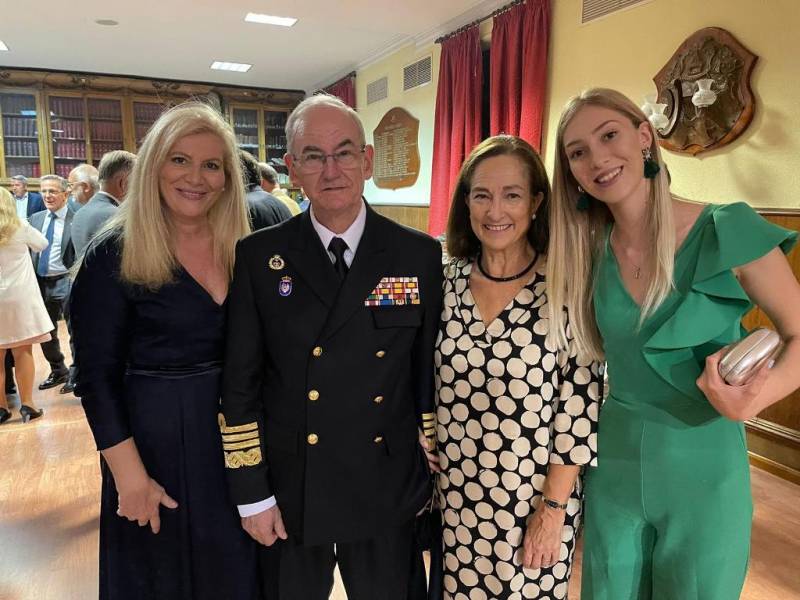 En el centro el almirante general Teodoro Esteban López Calderón con su esposa, Isabel López En el centro el almirante general Teodoro Esteban López Calderón con su esposa, Isabel López